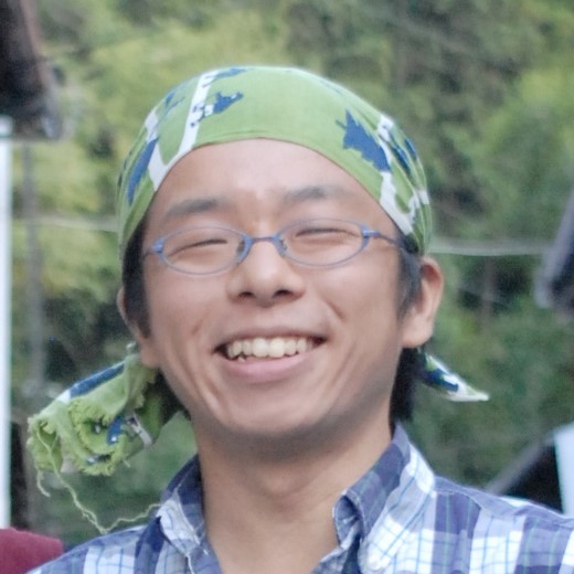 眼鏡をかけ、頭に緑色のバンダナを巻いた竹中 雅幸さんが笑顔で写っている写真